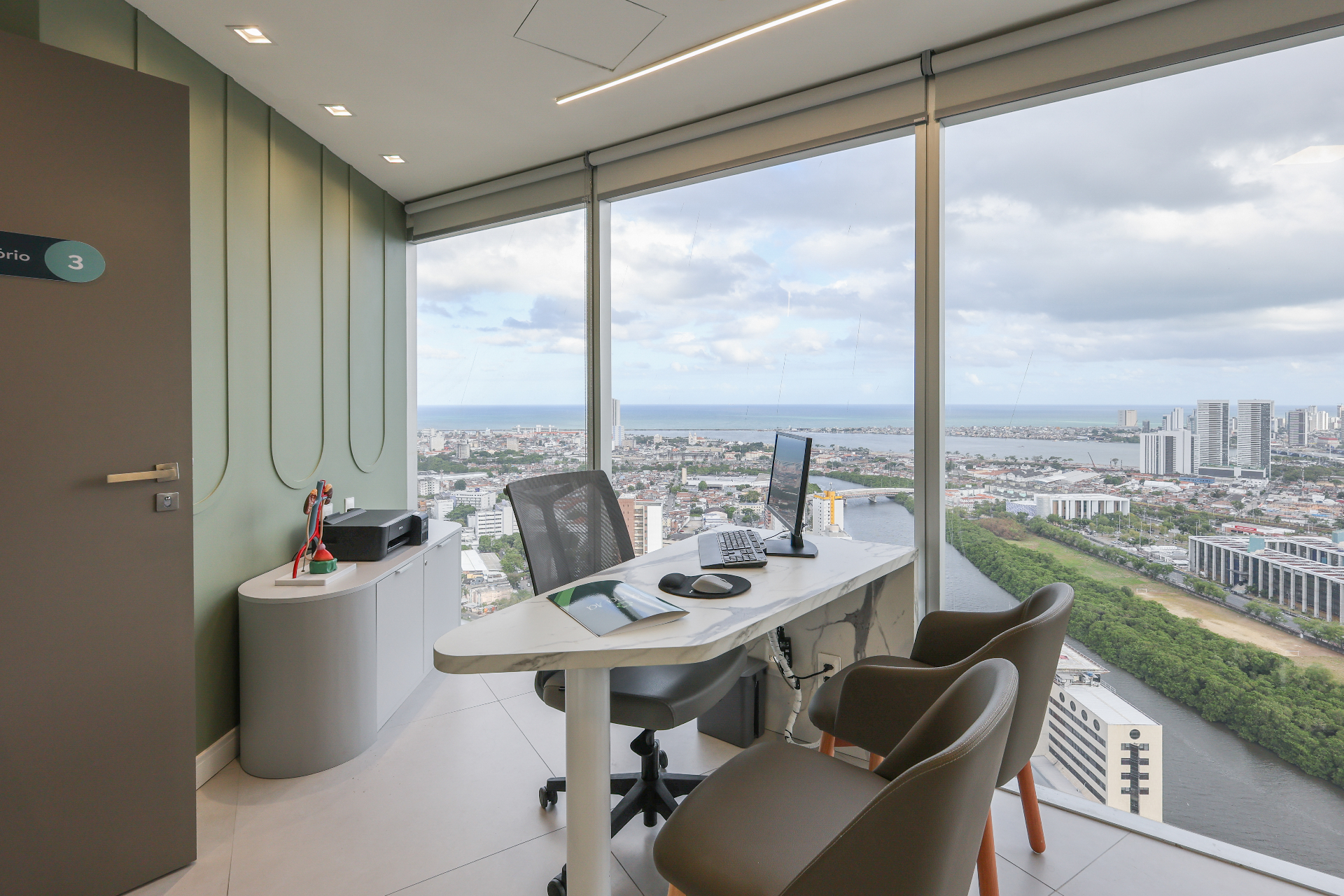 Comercial — consultório com mesa em mármore e vista panorâmica da cidade