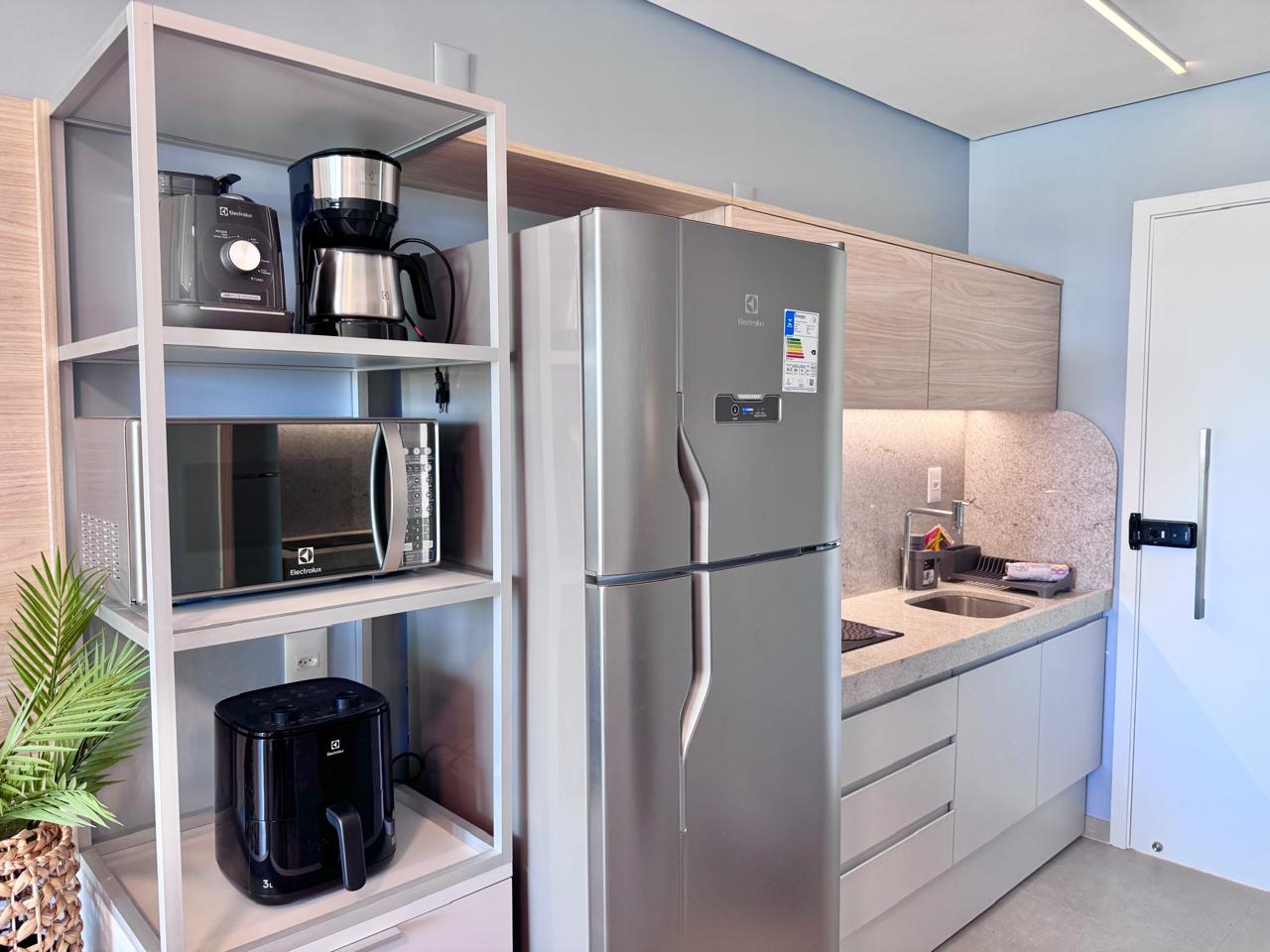 Flat na praia — cozinha compacta planejada com nicho para eletrodomésticos