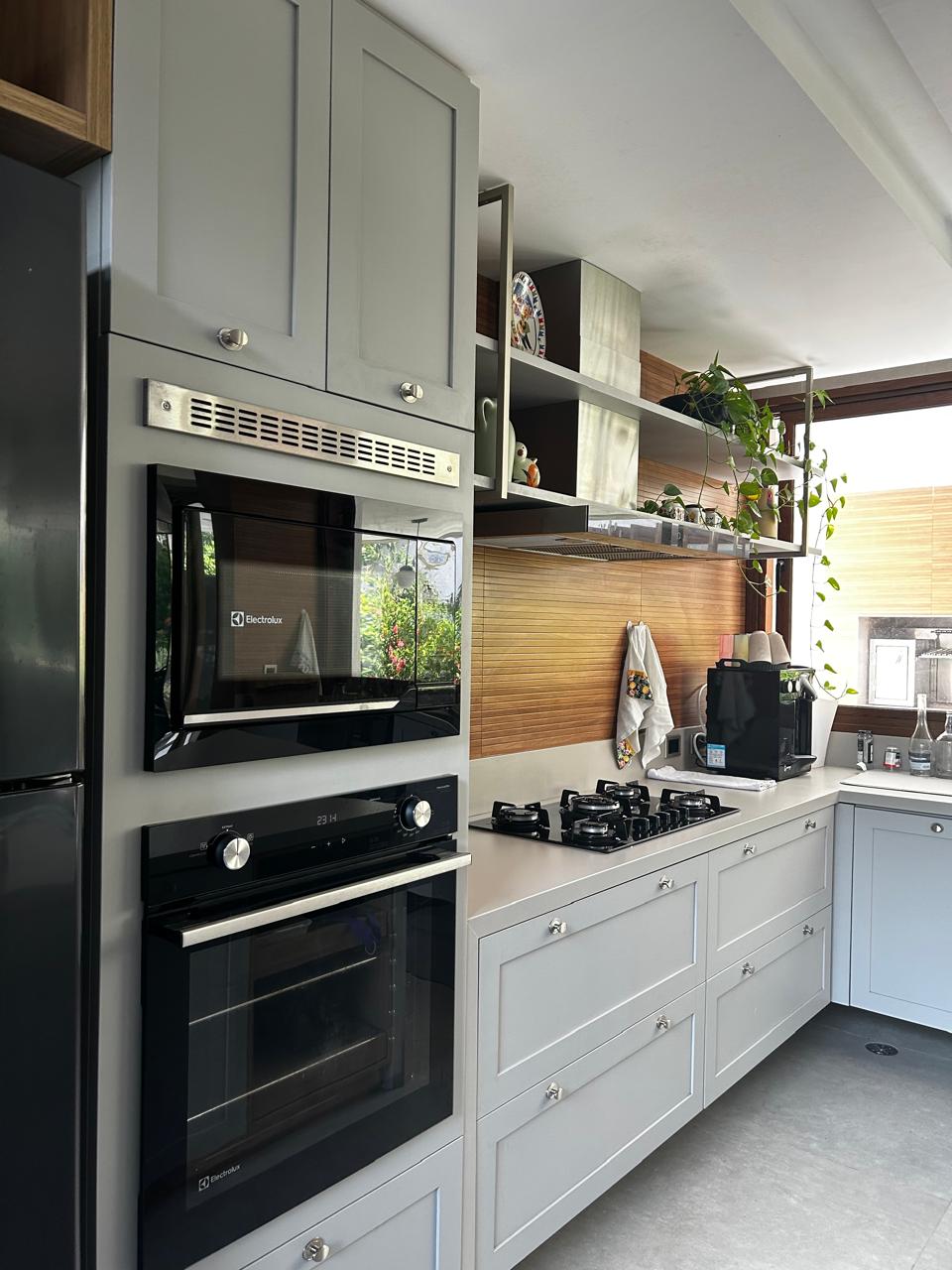 Cozinha planejada com marcenaria shaker e forno de embutir