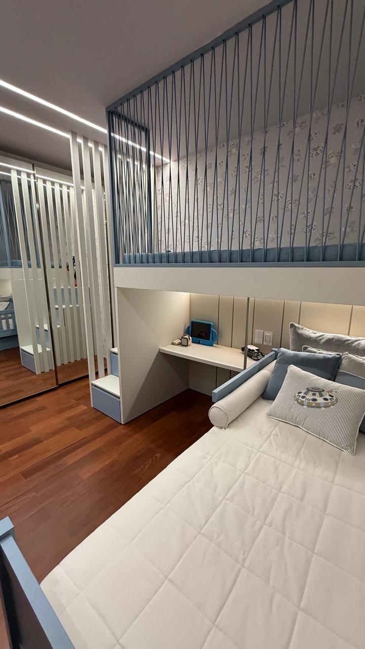 Residencial — quarto infantil com beliche, escrivaninha e painel ripado iluminado