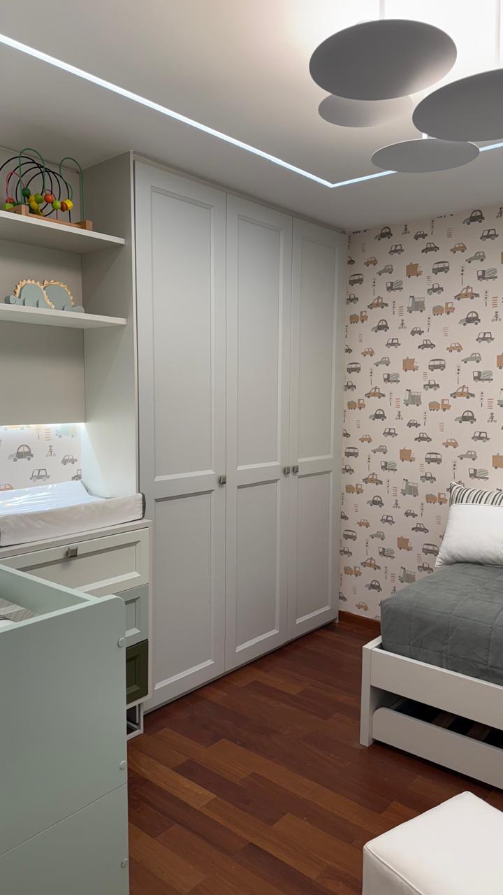 Quarto infantil com guarda-roupa e brinquedos planejados